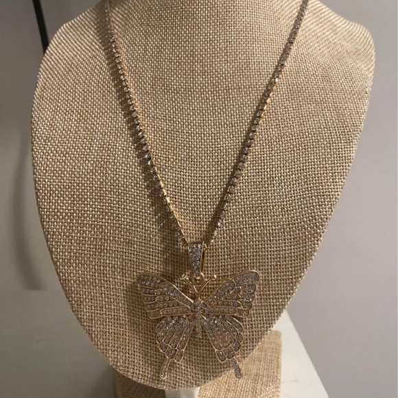 New very pretty large butterfly necklace - Picture 1 of 2
